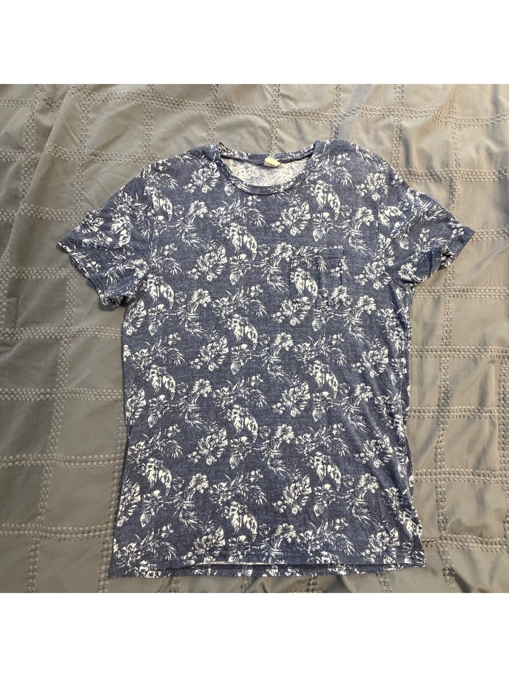 Hollister Men's Medium Blue Floral Pocket T-Shirt